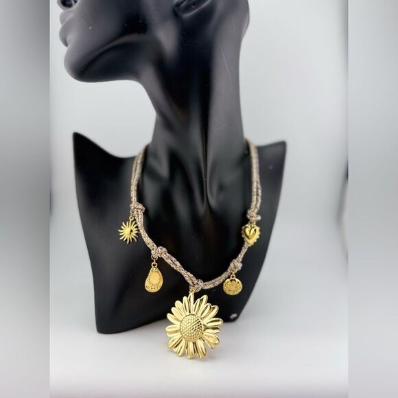 Boho Rope Chain Daisy Charm Necklace – Artistic, Light, and Beautifully Unique - Picture 7 of 15